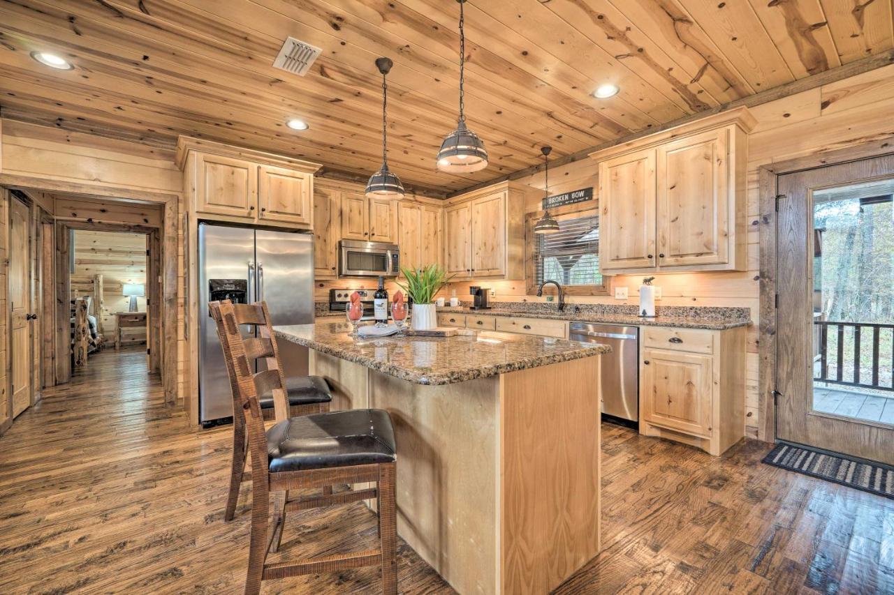 Expansive Broken Bow Cabin With Hot Tub And Playset! Exterior photo