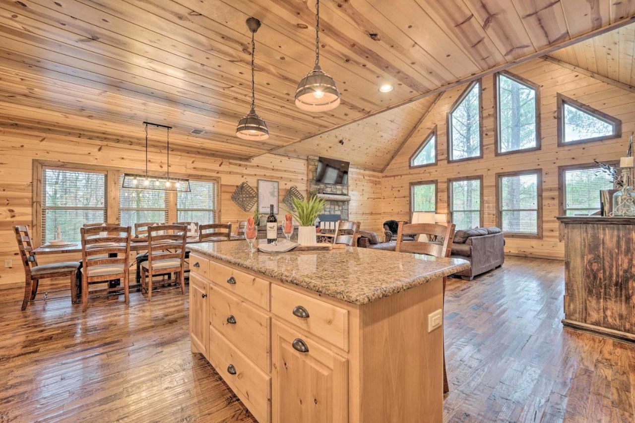 Expansive Broken Bow Cabin With Hot Tub And Playset! Exterior photo